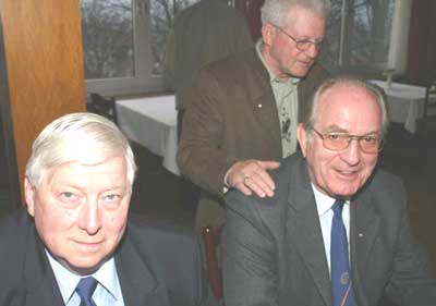 Unsere von weit angereisten Mitglieder Uwe Ahrens,Klaus Ebel und im Hintergrund Viktor Duy!